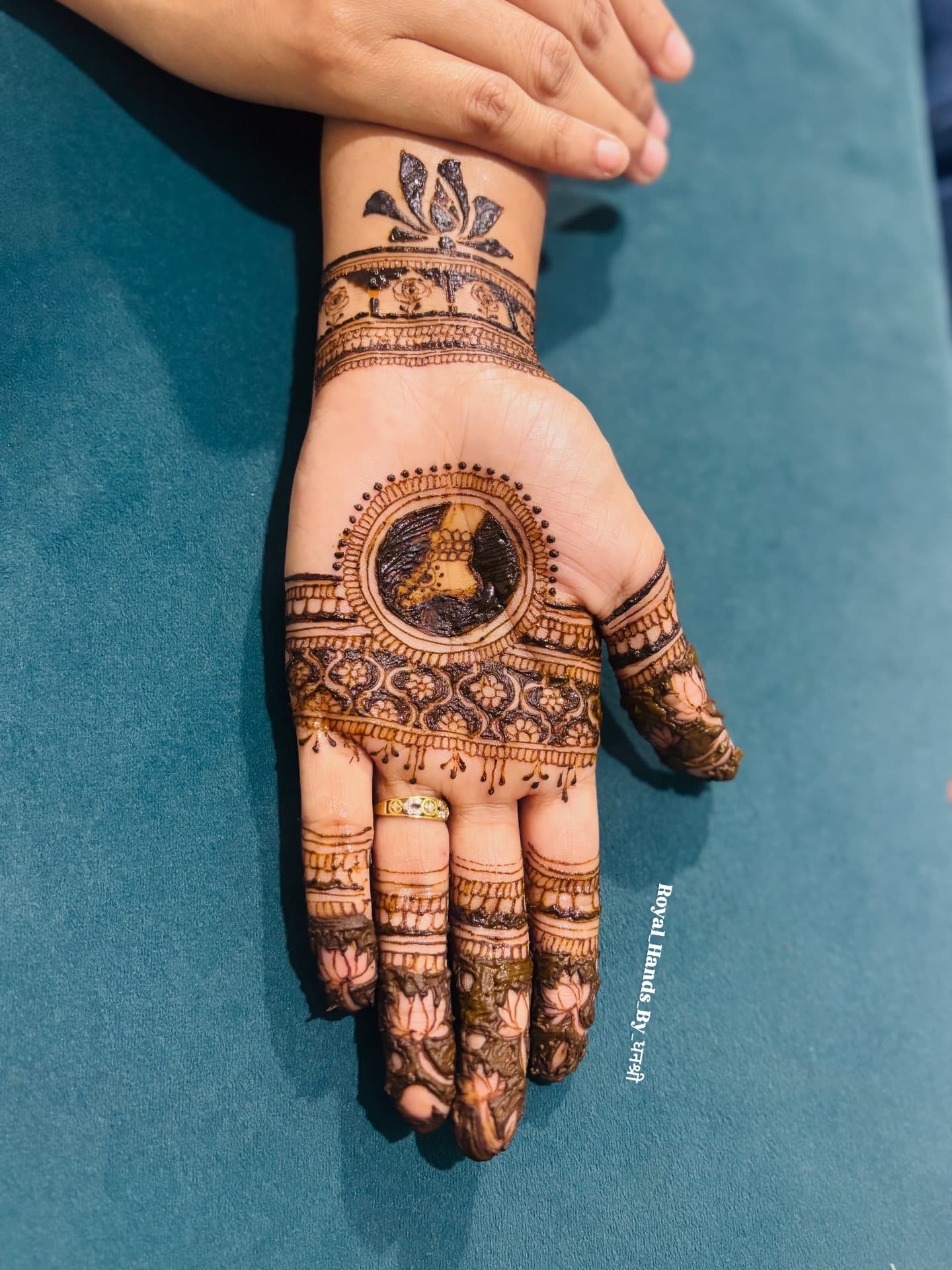 Minimalist royal palm medallion mehendi design by Royal Hands By Dhanashree