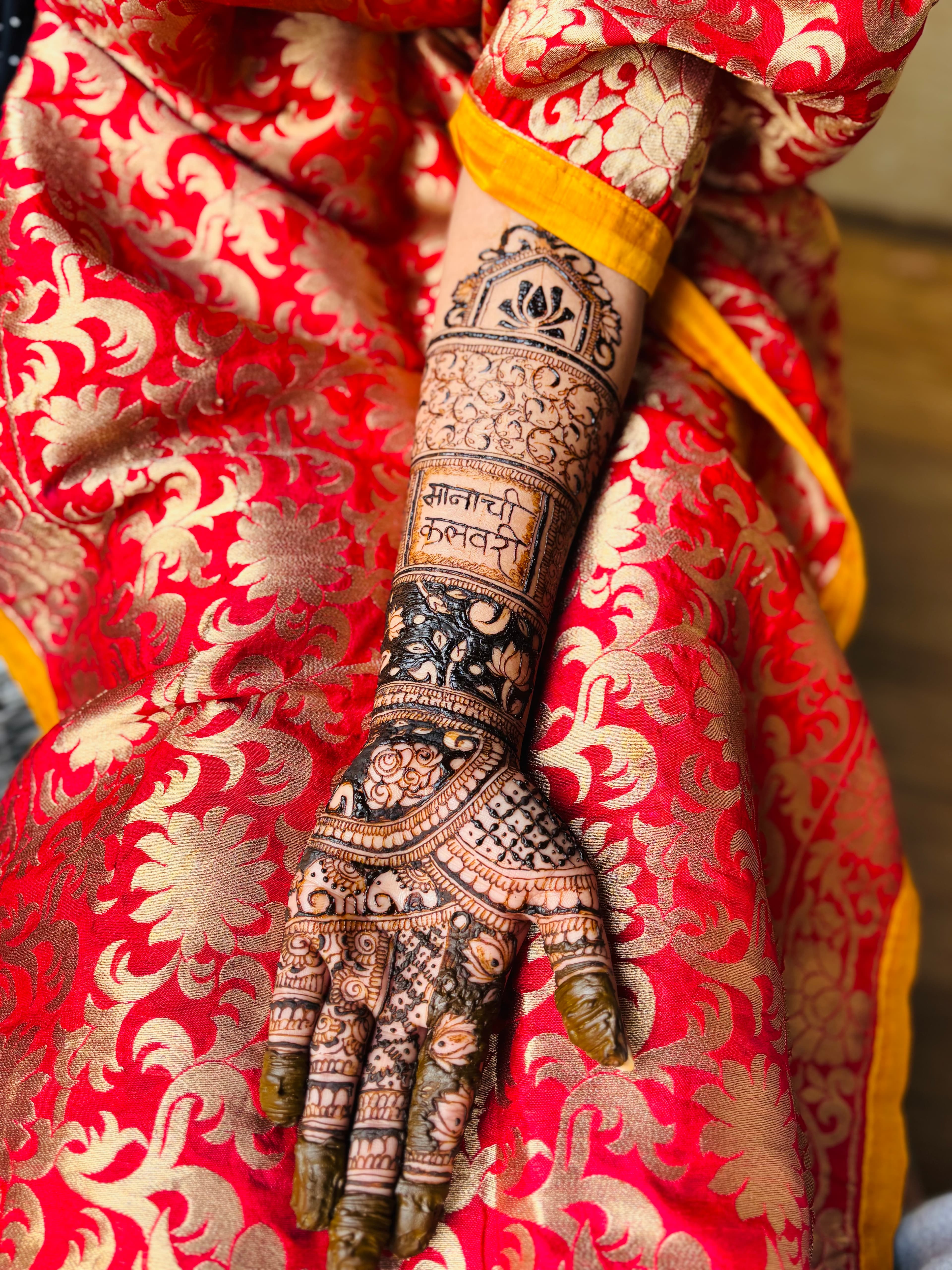 Authentic Maharashtrian wedding sider mehendi design by Royal Hands By Dhanashree